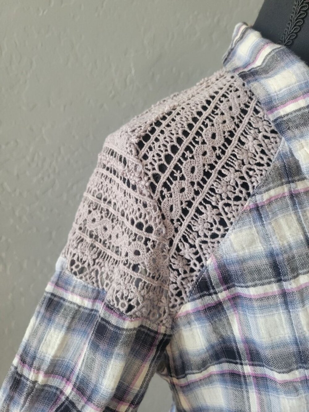 Free People plaid button-down shirt featuring crochet lace on the shoulder SZ L - Picture 5 of 11
